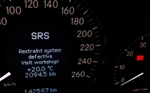 Awaria systemu SRS. "Restraint system defective" - wizyta w warsztacie. Co to znaczy?