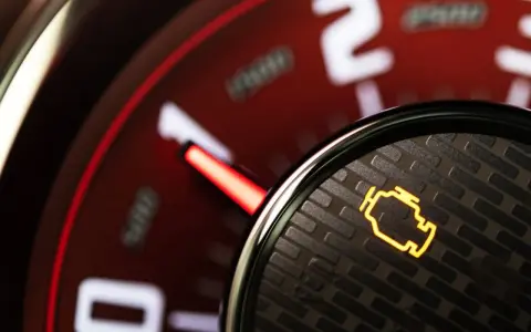 Żółta kontrolka check engine świeci się na desce rozdzielczej. Czas sprawdzić, co dolega silnikowi.