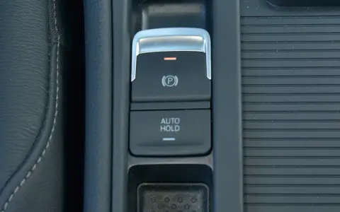 Przycisk "AUTO HOLD" w samochodzie, ułatwiający postój.