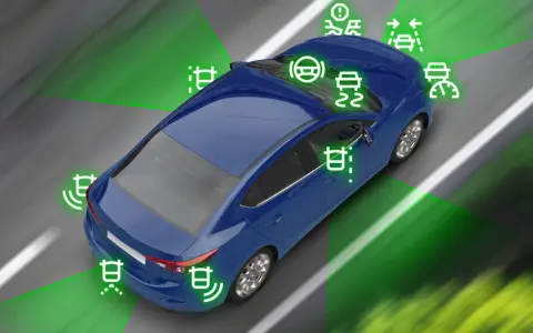 Niebieski samochód na drodze, otoczony zielonymi polami i ikonami systemów ADAS, symbolizującymi bezpieczeństwo i nowoczesne technologie.