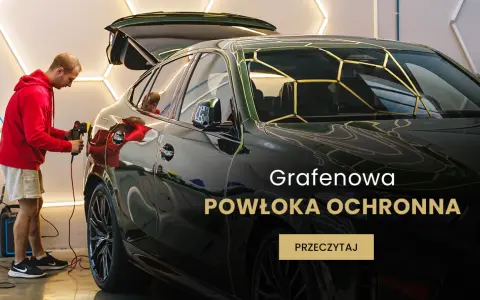 Mężczyzna poleruje czarny samochód, nakładając powłokę grafenową dla ochrony i blasku.