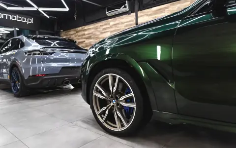 Dwa lśniące auta: zielone BMW i szare Porsche, gotowe do detailing co to.