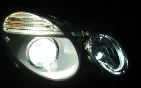 Jasne światło ksenonów rozświetla reflektor samochodu, tworząc nowoczesny wygląd.