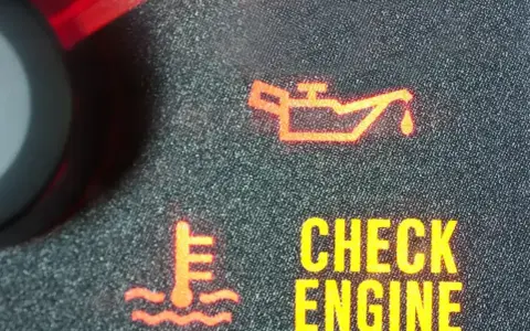Czerwona kontrolka oleju i żółty napis "CHECK ENGINE" na desce rozdzielczej.