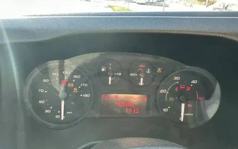 Zegary Iveco EDC pokazują 405902 km przebiegu. Wskaźniki informują o niskim poziomie paliwa i temperaturze silnika.