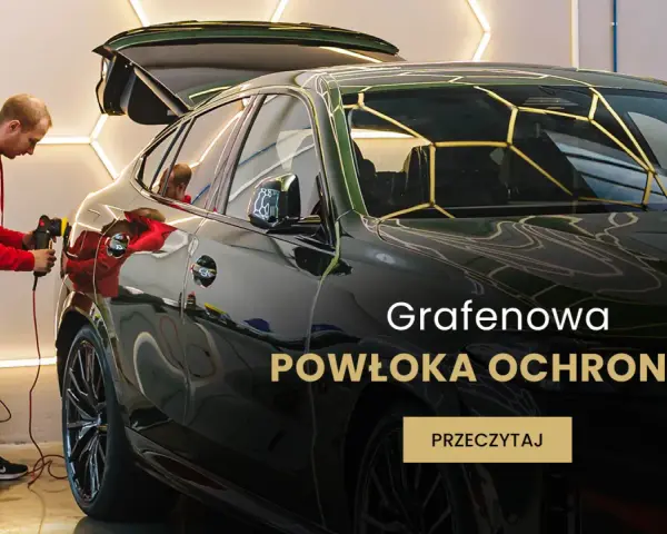 Mężczyzna poleruje czarny samochód, nakładając powłokę grafenową dla ochrony i blasku.