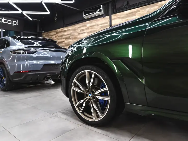 Dwa lśniące auta: zielone BMW i szare Porsche, gotowe do detailing co to.