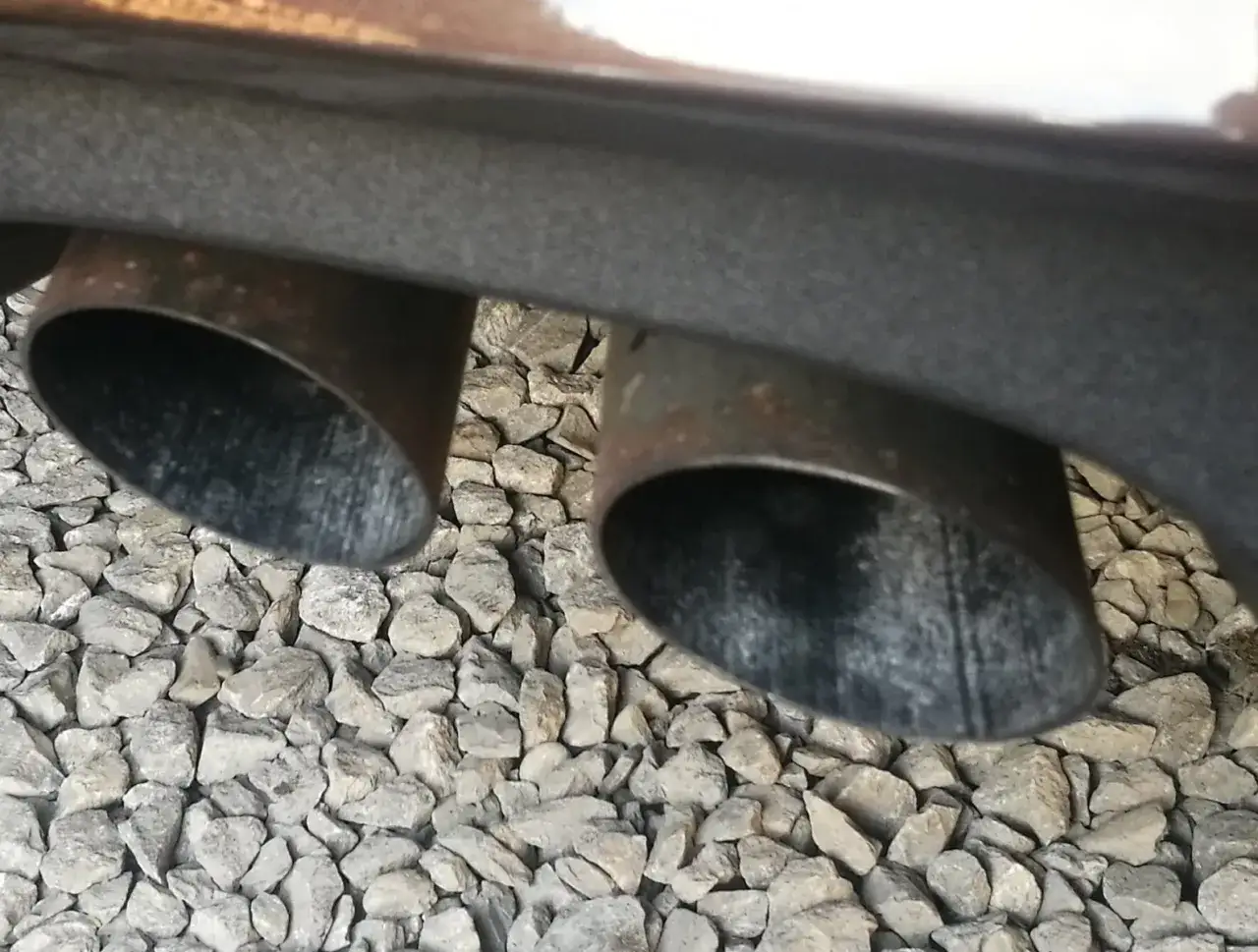 końc&oacute;wka rury wydechowej czysta DPF vs okopcona brak DPF